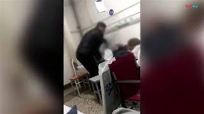 مشهد مروع لابن يضرب والده المريض داخل مستشفى (فيديو)