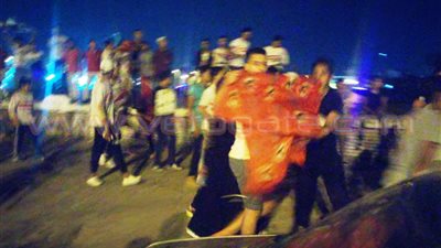 بالصور.. جماهير الزمالك تبصق على علم الأهلي وتحاول إحراقه بالسويس