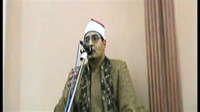 بالفيديو.. مصري يشهر «مطواة» في وجه شيخ لإجباره على تلاوة القرآن