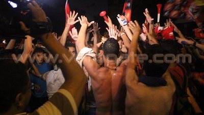 بالفيديو والصور.. جمهور الأهلي يحتفل بالدوري على طريقة «سيدي العريان»