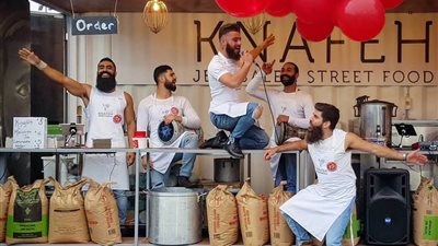 عائلة فلسطينية ترويج للكنافة تثير جدلا (صور)