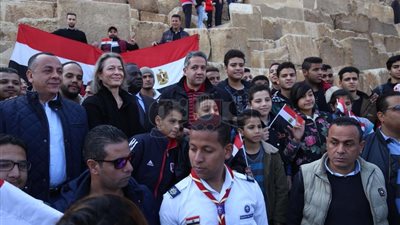 وزير الآثار يلتقط صورًا تذكارية مع أطفال الصم والبكم بالأهرامات