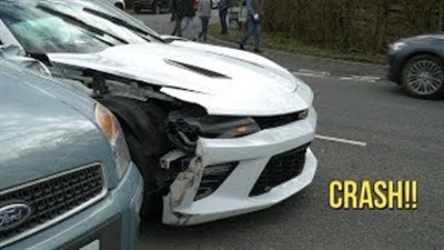 تصادم بين سيارة فورد موستانج وأخرى كيا (فيديو)