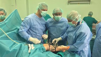 طبيب أزهري يضمد جراح مرضى البوسنة والهرسك