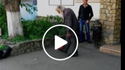 بالفيديو.. عجوز يشعل مواقع التواصل بمهاراته الكروية