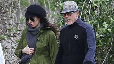 بالصور.. أمل كلوني تخفي حملها بجاكيت واسع أثناء تجولها مع زوجها