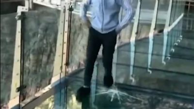 رد فعل شاب لحظة تحطم الجسر الزجاجي (فيديو)