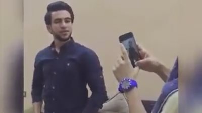 بالفيديو.. رد فعل فتاة طلب صديقها التقاط الصور له بهاتفه