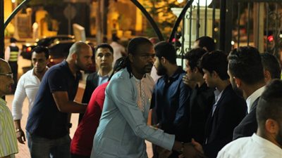 وزير الرياضة ونجم نيجيريا أول الحضور في عزاء والد ميدو(فيديو)