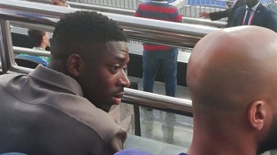 نجم برشلونة يساند منتخب السنغال أمام الجزائر بأمم أفريقيا (صور)