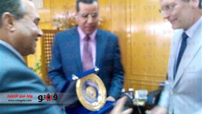 بالصور.. محافظ الإسماعيلية يرفض هدية تذكارية من سفير ليتوانيا