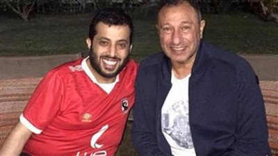 الخطيب يؤدي مناسك العمرة.. ويلبي دعوة ترك آل الشيخ