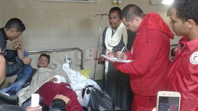 الهلال الأحمر يقدم إعانات مادية لمصابي «صحراوي المنيا» (صور)