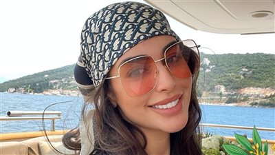 ياسمين صبري تستمع بالبحر في أحدث ظهور