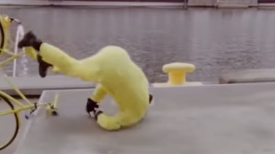 شاب حاول مفاجأة حبيبته فأفسد عيد ميلادها (فيديو)