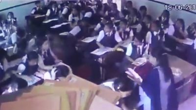 لقطات مروعة للحظة سقوط سقف على طالبات داخل الفصل (فيديو)