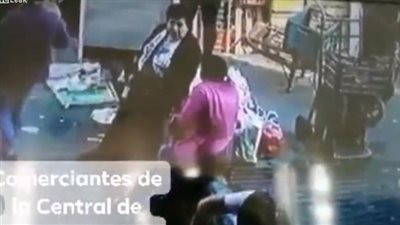 لقطات صادمة للحظة سقوط صناديق خضراوات على رأس امرأة (فيديو)