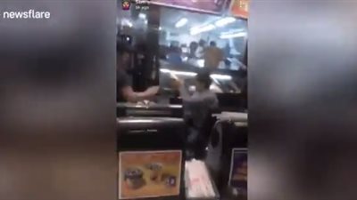 نهاية مروعة لشاب حاول سرقة طعام من ماكدونالدز (فيديو)