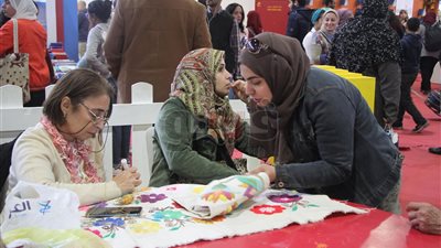 إقبال متوسط على معرض الكتاب في يومه الثالث عشر (صور)