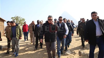 تفاصيل الاكتشاف الأثري الجديد بالأهرامات.. المقبرة لسيدة ترجع للأسرة الخامسة.. العثور على الكنز التاريخي بمنطقة موظفي الملك خوفو.. ووزير الآثار: إضافة سياحية مهمة.. فيديو وصور