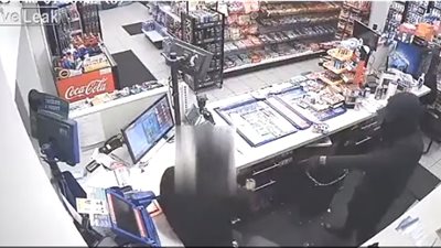 لص يعتدي على موظف لسرقة متجره (فيديو)