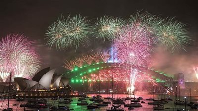 إطلاق الألعاب النارية في أستراليا احتفالا برأس السنة | فيديو وصور