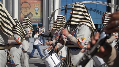 تفاعل زوار معرض الكتاب مع فرق الموسيقى العسكرية (فيديو وصور)