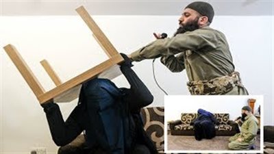 لقطات مرعبة للحظة طرد «جن» من سيدة منتقبة (فيديو)