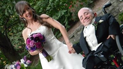 بالفيديو والصور.. أغرب 10علاقات زوجية في العالم.. توءم ملتصق يتزوج من شقيقتين.. سيدة بزيمبابوي حامل من ابنها بعد زواجهما لسبب غريب.. كوبر وخوسيه أصغر عروسين.. علاقة أضخم امرأة في العالم الأغرب