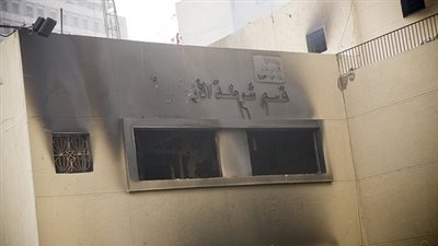 إحالة 62 متهمًا للجنايات بتهمة اقتحام قسم شرطة الأزبكية