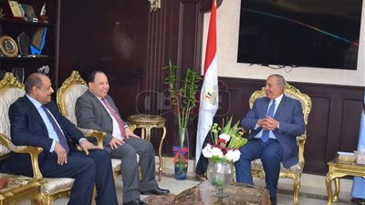 محافظ البحر الأحمر يستقبل نائب وزير المالية (صور)