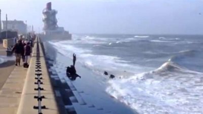 شباب يواجهون الغرق خلال محاولة إنقاذ آخر (فيديو وصور)