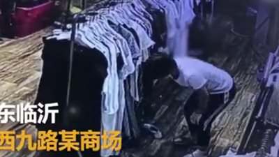 لحظة سرقة امرأة حذاء بطريقة ماكرة من داخل محل (فيديو)