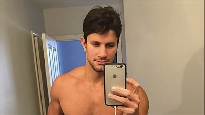 طيار وسيم يشعل إنستجرام بمظهره الرياضي (صور)