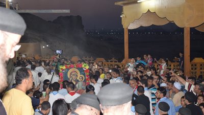 آلاف الأقباط بأسيوط يحتفلون بالليلة الختامية بتكريس أول كنيسة للسيدة العذراء (فيديو)