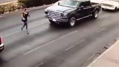 لحظة دهس سيارة امرأة بطريقة مروعة (فيديو)