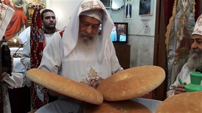 الآنبا شاروبيم يترأس قداس عيد الميلاد بكنيسة العذراء في قنا| صور