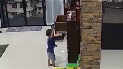 لحظة سقوط قطعة أثاث على طفل (فيديو)