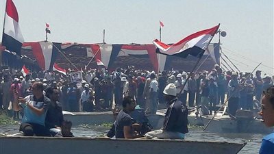 بالصور.. صيادو المنزلة يستقبلون محلب بالأعلام