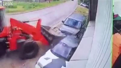 دهسه سائق نائم.. مصرع رجل حاول إصلاح سيارته (فيديو)