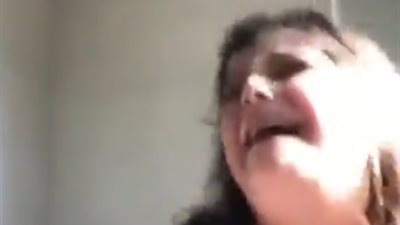 رد فعل فتاة قصت شعرها عن طريق الخطأ (فيديو)