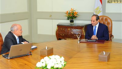 السيسي يلتقي «العصار».. يشيد بجهود تطوير شركات «الإنتاج الحربي».. يطالب بتكاتف أجهزة الدولة لتنفيذ المشروعات القومية.. يكلف برفع مستوى الخدمات المقدمة.. والوزير يستعرض خطة تحديث ال