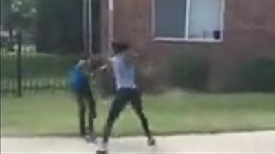 مشاجرة عنيفة بين فتاتين في الشارع (فيديو)