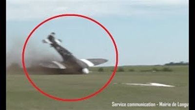 بالفيديو.. لحظة تحطم طائرة في عرض جوي