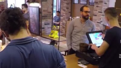 مقلب إيقاف الزمن يثير دهشة رواد مطعم (فيديو)