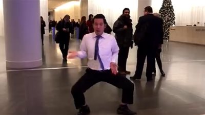 رد فعل المارة لحظة تقليد رجل «شاكيرا» بطريقة ساخرة (فيديو)