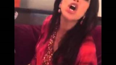 بالفيديو.. مذيعة تقلد «أحلام» في حضورها