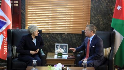 العاهل الأردني يبحث مع رئيسة وزراء بريطانيا التعاون العسكري