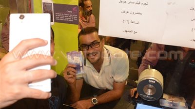 بالصور.. محمد رجب يبيع تذاكر «صابر جوجل» بسينما ستي ستارز