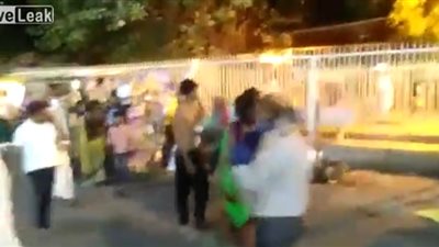 مشاجرة عنيفة بين رجل وامرأتين (فيديو)